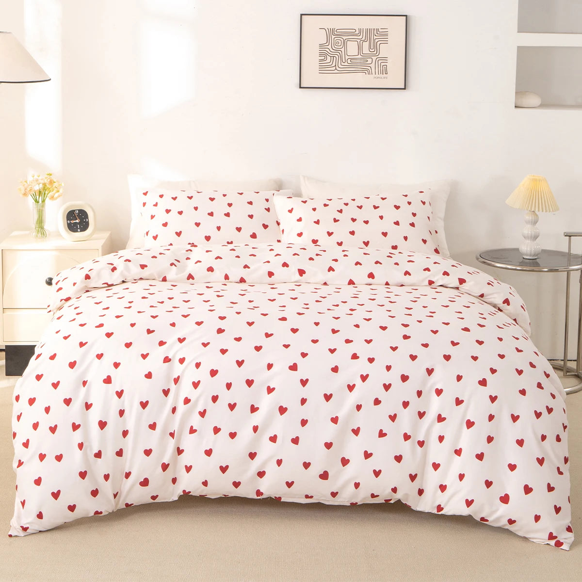 Parure housse de couette cœurs rouges avec ses deux taies d'oreiller, vue d'ensemble sur un lit