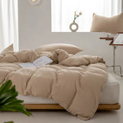 Housse de couette coton lavé beige sable sur un lit