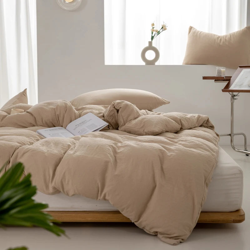 Housse de couette coton lavé beige sable sur un lit