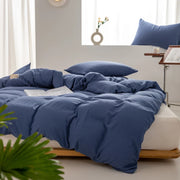 Housse de couette coton lavé bleu marine sur un lit