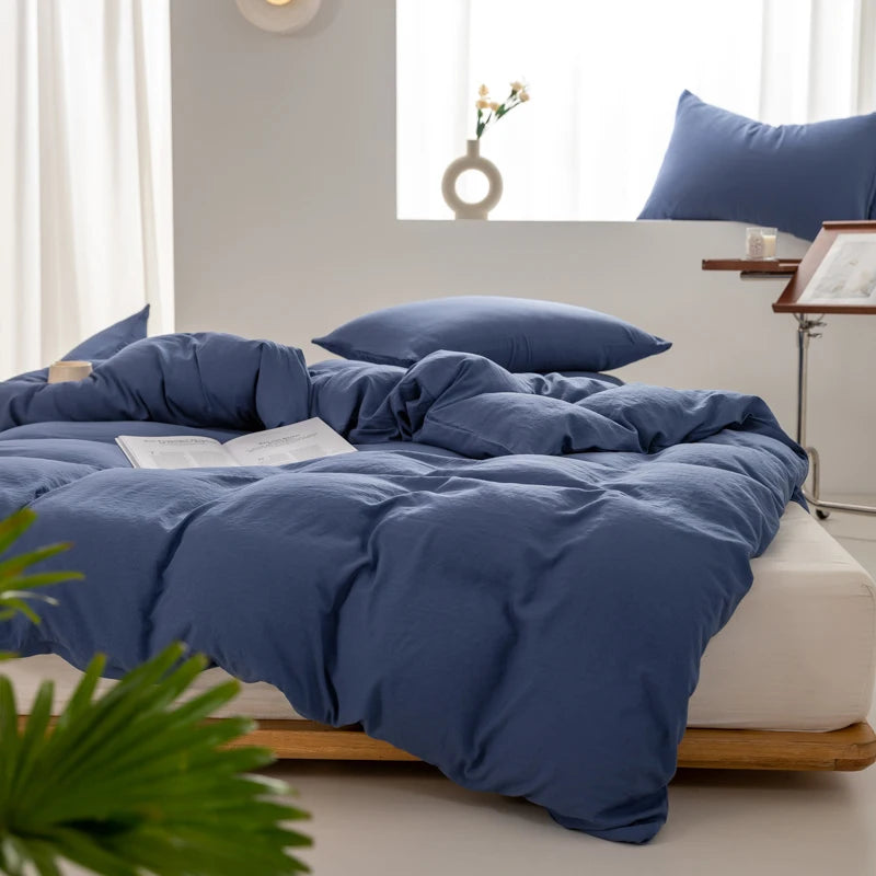 Housse de couette coton lavé bleu marine sur un lit