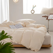Housse de couette coton lavé écrue sur un lit