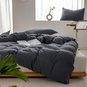 Housse de couette coton lavé gris anthracite sur un lit