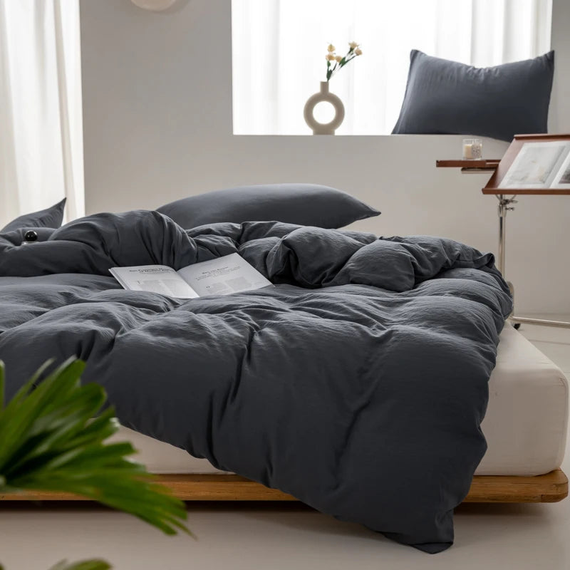 Housse de couette coton lavé gris anthracite sur un lit