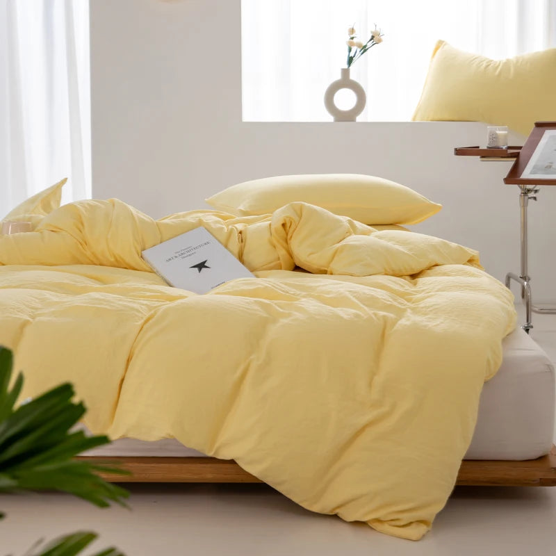 Housse de couette coton lavé jaune pastel sur un lit