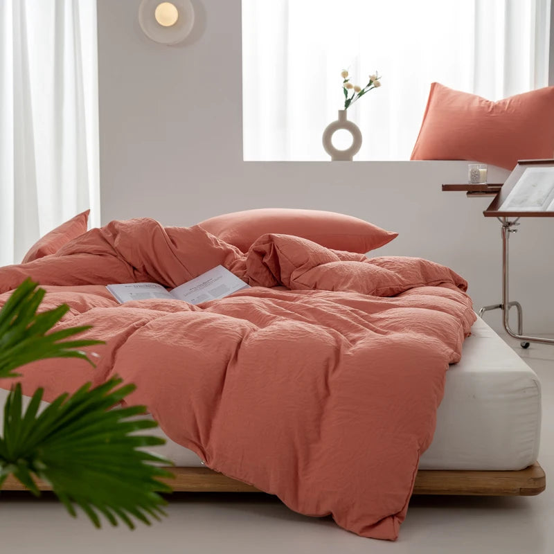 Housse de couette coton lavé terracotta sur un lit