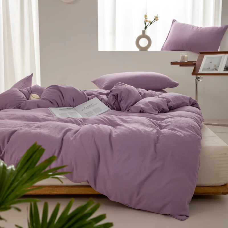 Housse de couette coton lavé violet lavande sur un lit