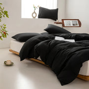 Angle de la housse de couette noire en coton lavé sur un lit