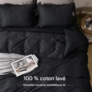Housse de couette noire en coton lavé sur un lit
