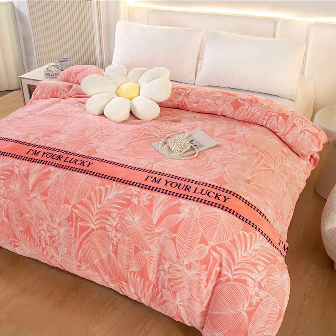 Housse de couette polaire à motif feuillage rose sur un lit