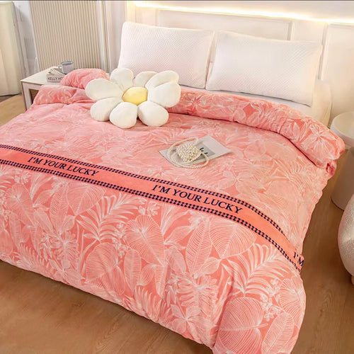 Housse de couette polaire à motif feuillage rose sur un lit