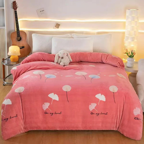 Housse de couette d'hiver en flanelle polaire à fleurs roses sur un lit