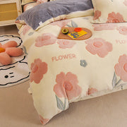 Housse de couette polaire à grandes fleurs sur un lit