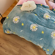 Housse de couette polaire à marguerites bleues sur un lit