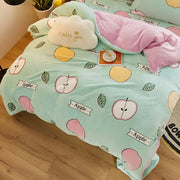 Housse de couette polaire à motif pommes pastel sur un lit