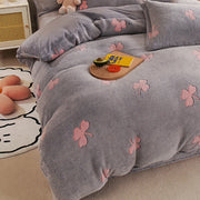 Housse de couette polaire à trèfles roses sur un lit