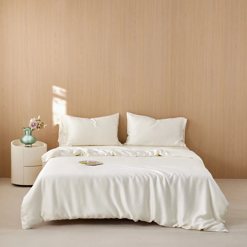 Housse de couette lyocell blanche à effet satiné dans une chambre lumineuse