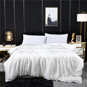 Housse de couette lyocell blanche dans une chambre à la décoration moderne