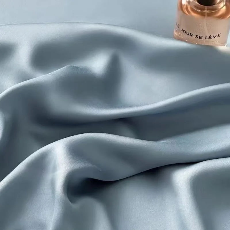 Housse de couette lyocell bleu glacier à effet satiné sur un lit
