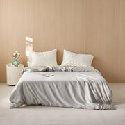 Housse de couette lyocell gris argenté à effet satiné sur un lit