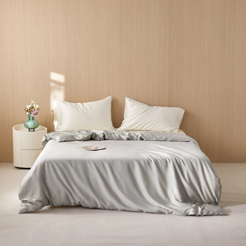 Housse de couette lyocell gris argenté à effet satiné sur un lit