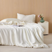 Housse de couette lyocell ivoire à effet satiné sur un lit