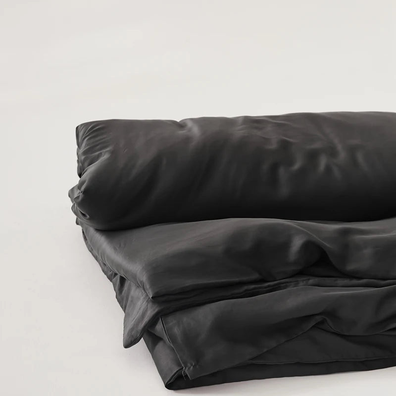 Housse de couette lyocell noire à effet satiné sur un lit