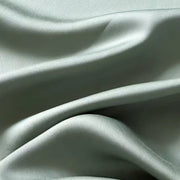 Housse de couette lyocell vert sauge à effet satiné sur un lit