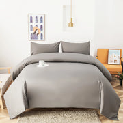 Housse de couette unie grise anthracite en microfibre sur un lit