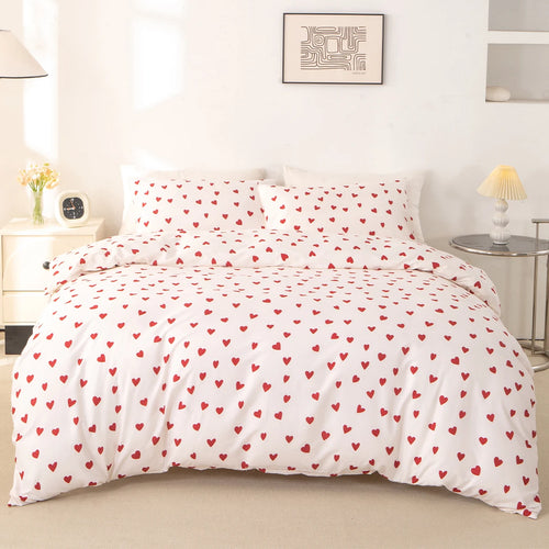 Parure housse de couette cœurs rouges avec ses deux taies d'oreiller, vue d'ensemble sur un lit