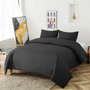 Parure de housse de couette noire dans une chambre moderne
