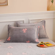 Taies d'oreiller en polaire assorties au motif trèfles roses