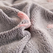 Détail du tissu velouté de la housse de couette en flanelle polaire
