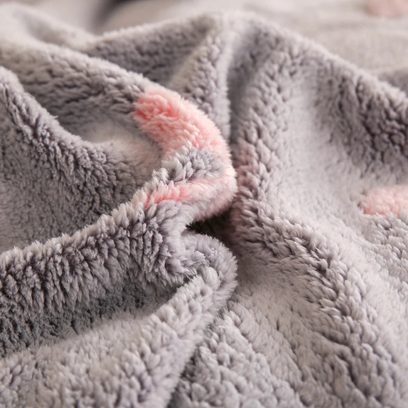 Détail du tissu velouté de la housse de couette en flanelle polaire