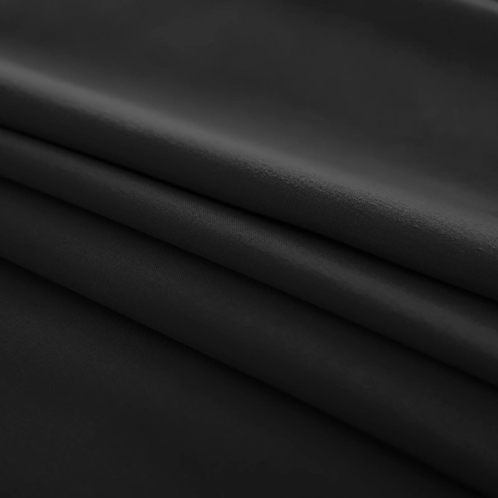 Détail du tissu microfibre noir de la housse de couette unie